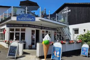 Almuegaarden &ndash; Bolchev&aelig;rksted & Is-caf&eacute;