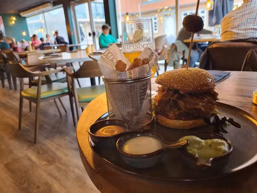 Caf&eacute; B- Restaurant