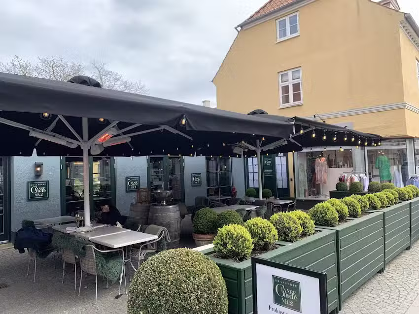 Cafe&acute; & Brasserie LangeGade NR 2