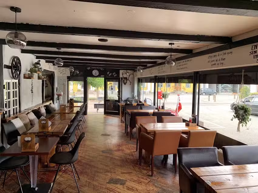 Cafe Hulyas, Restaurant og pizzaria