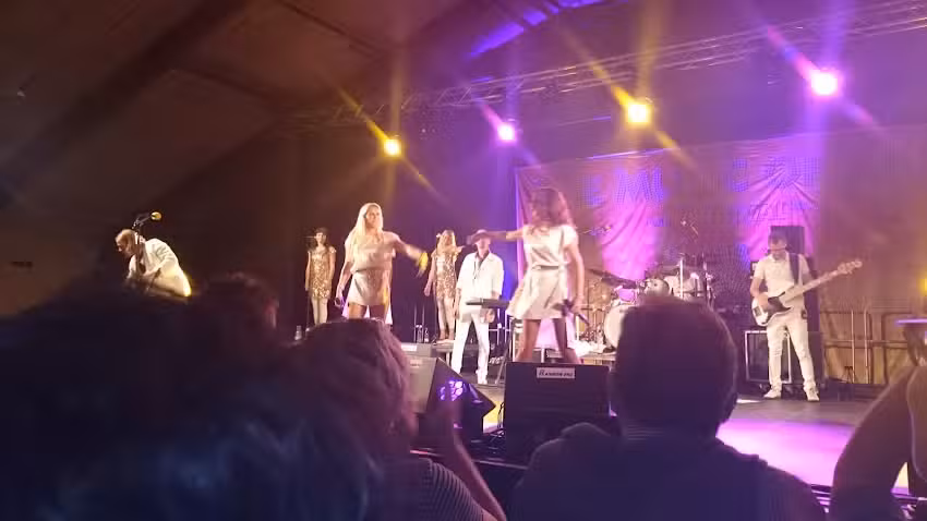 Cafeen I R&oslash;nne Idr&aelig;tshal v/Thomas Nymark