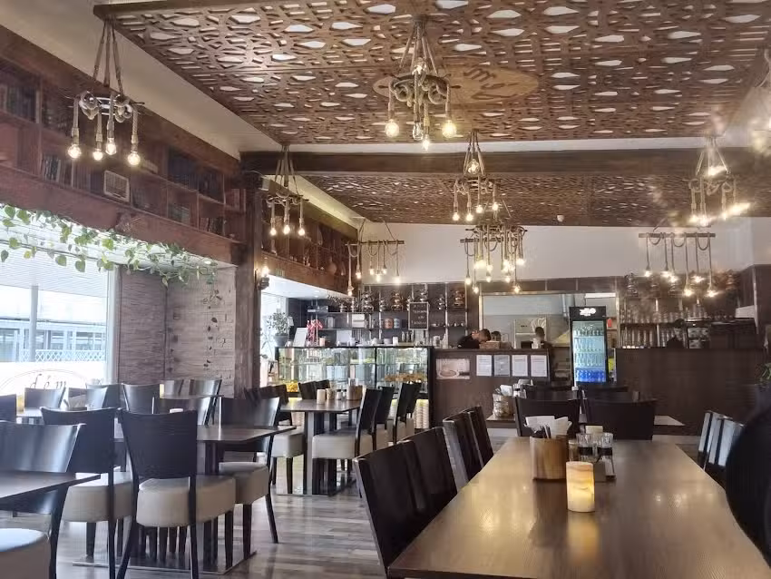 Dem &ndash; Caf&eacute; & Restaurant