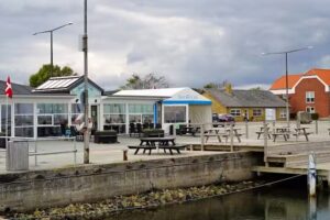 Den Bl&aring; Caf&eacute; i Strandby