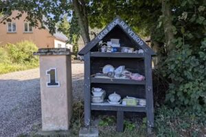 Den sk&aelig;ve lille vejbod