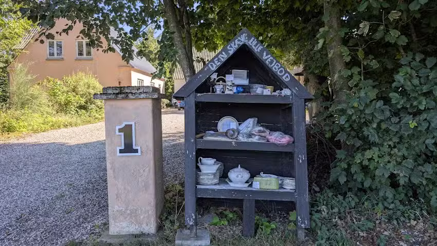 Den sk&aelig;ve lille vejbod