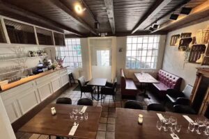 DineHut Indisk Restaurant