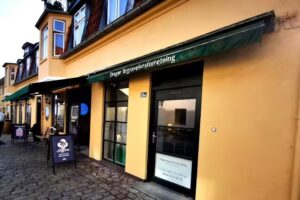 Drag&oslash;r & Store Magleby Begravelsesforretning Madhuset