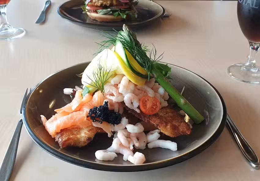 Golfcaf&eacute;en Hals