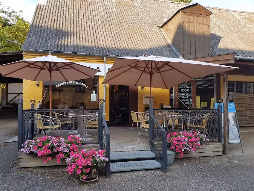 Kina Cafeteria & Grill