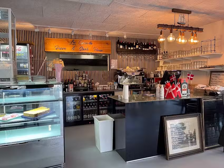 La Grande Caf&eacute;, Pizza & Steak House