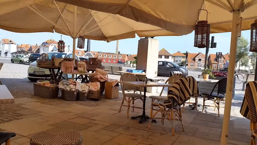 Lulu&rsquo;s Caf&eacute; & Boutique