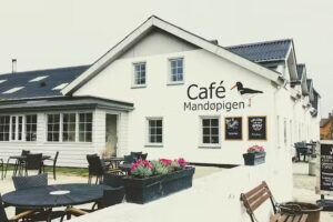 Mand&oslash;pigen: Cafe, Turb&aring;d & Lejligheder