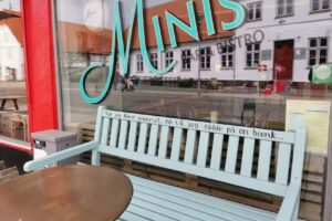Minis Bar & Bistro