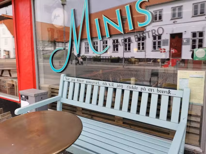 Minis Bar & Bistro