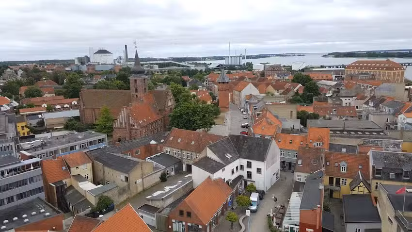 Nyk&oslash;bing F. Vandt&aring;rnet med Caf&eacute; og Galleri og Udsigt
