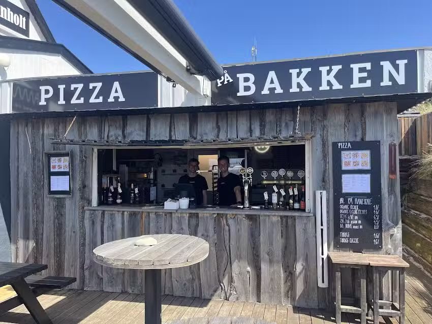 Pizza p&aring; bakken